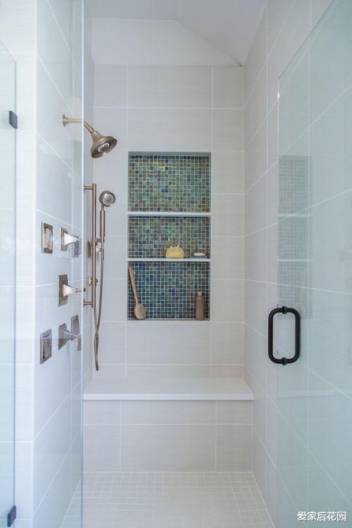 不得不说聪明人的鬼点子就是多,在卫生间墙上挖洞,竟那么实用!