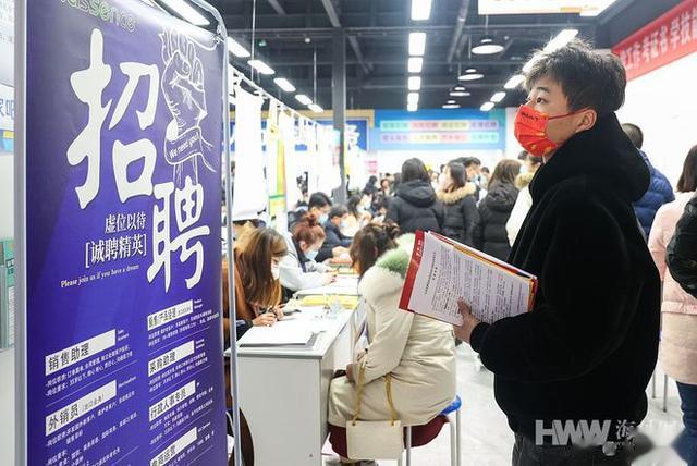 招聘|企业将30岁作为招聘年龄上限，人民网评：不能让年龄成为就业市场迈不过去的“槛”