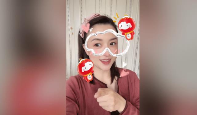 骆士宾|央视张蕾分享近况,穿粉红睡衣中卖萌!双颊酡红面色红润