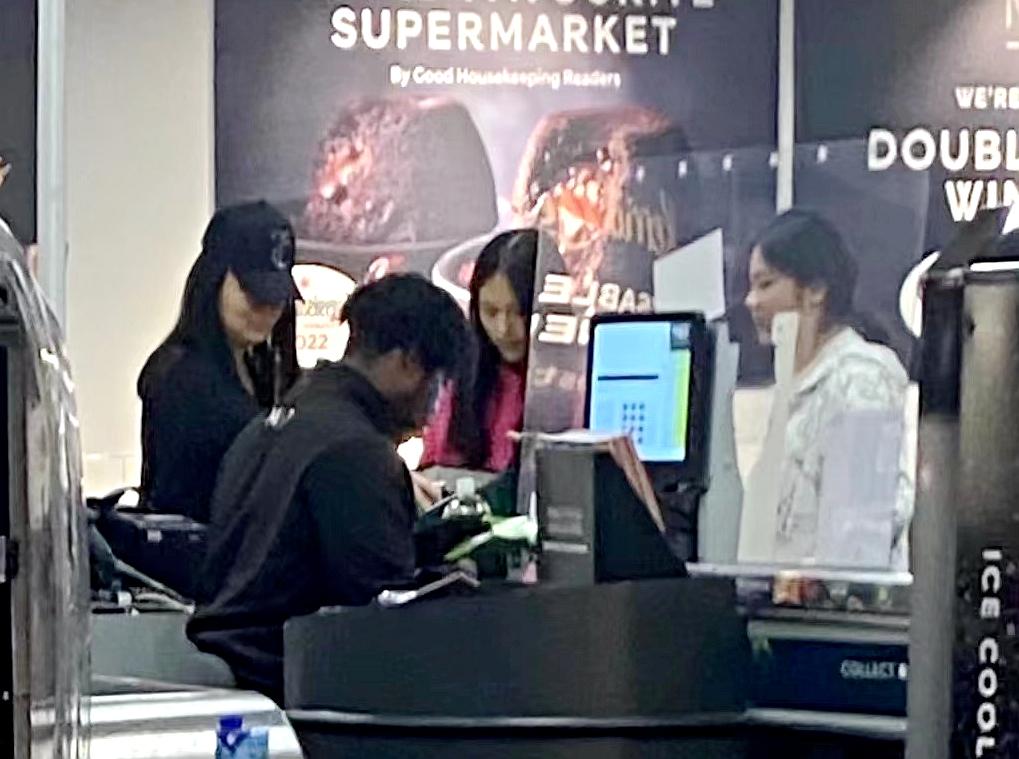 王诗龄|王岳伦父女英国团圆！王诗龄陪爸爸买贴身衣物，寸步不离太乖巧