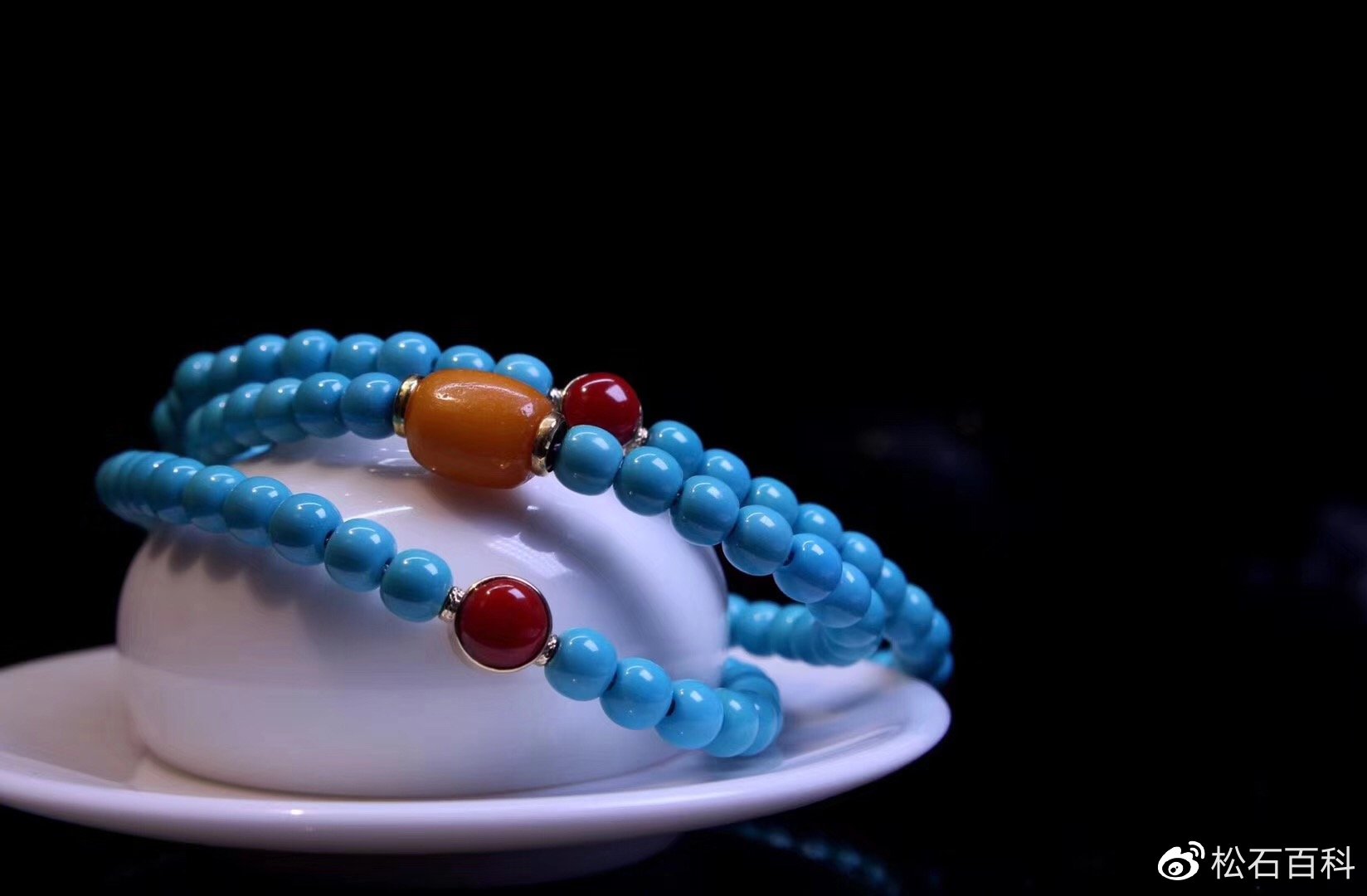 绿松石因其“ 色相如天”而尊贵，使得它在宝石界一直独树一帜？