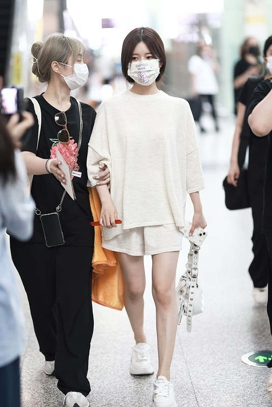 赵露思穿上短裤变得好高级，气质文艺还稳重，都有古风感了