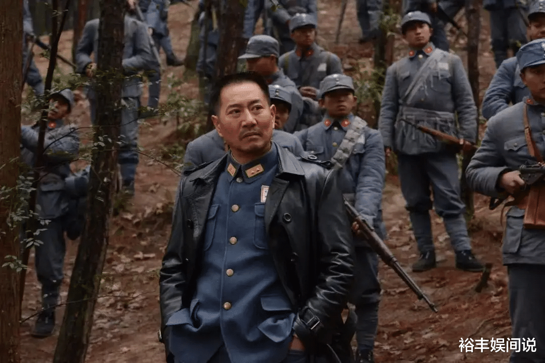 |51岁姚刚现身小理发店!满脸堆笑T恤湿透,“赖”着不走蹭空调