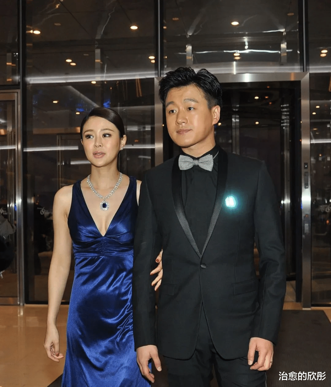 佟大为|佟大为夫妻俩罕见合体!关悦一袭蓝色吊带裙身段饱满脸却僵到认不出
