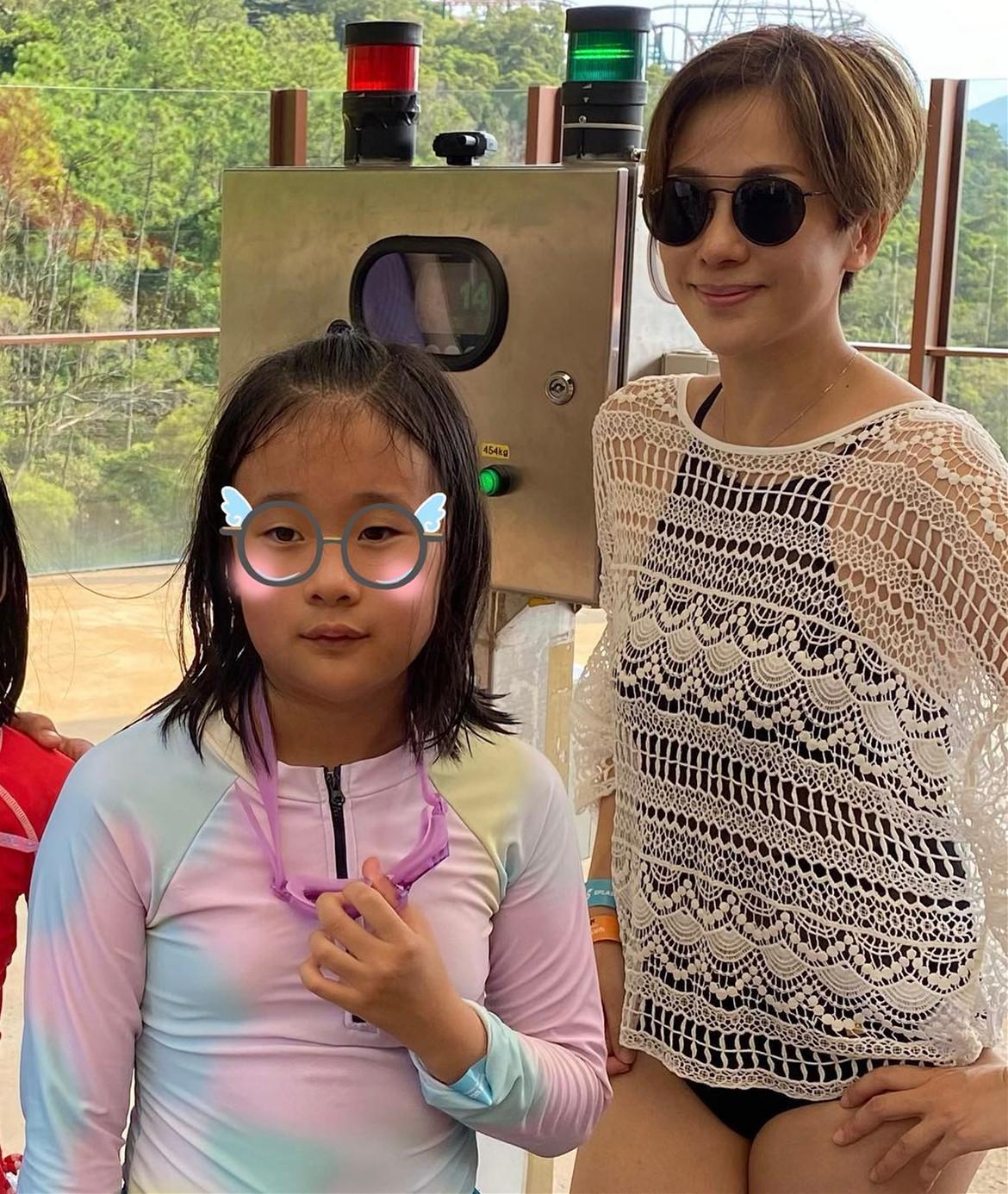 文颂娴|文颂娴带9岁女儿现身水上乐园,穿泳衣大秀身材,皮肤白皙似少女