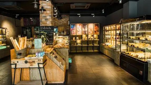 顾客怀疑面包店多扣钱，老板放话10倍赔偿，坐实后改口称气话。