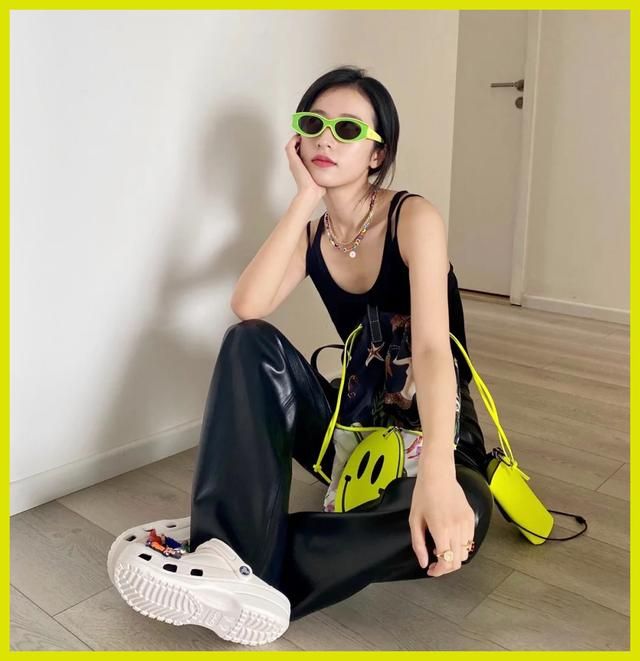 周雨彤|红毯上佛系躺平，私服却火力全开，这女明星真迷惑