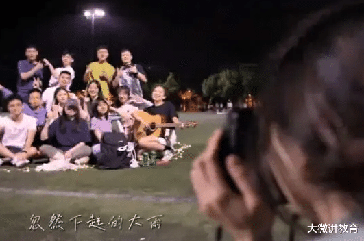 穿衣搭配|首批00后毕业了：“哪有什么岁月静好，都是有人在替我们寻衅滋事”