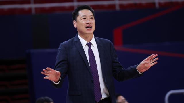 上海男篮|15分惨败，王哲林扭头就走，苏群一句话道出上海男篮输球原因