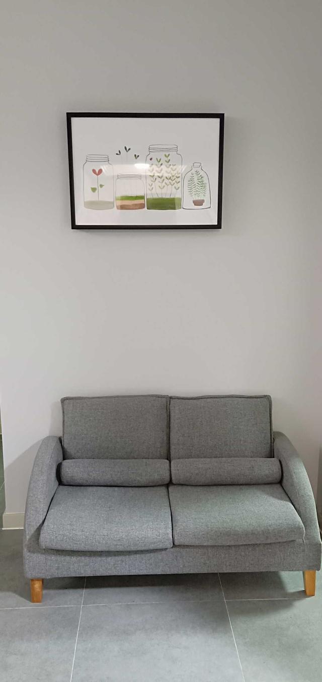 住了一年的家,开放式的厨房油烟没问题!深色的地板难看但耐脏