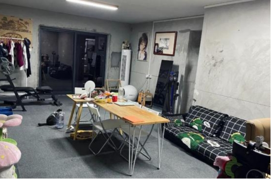 为省钱直接搬进毛坯房,只用花1万多布置水电家具,引来朋友羡慕