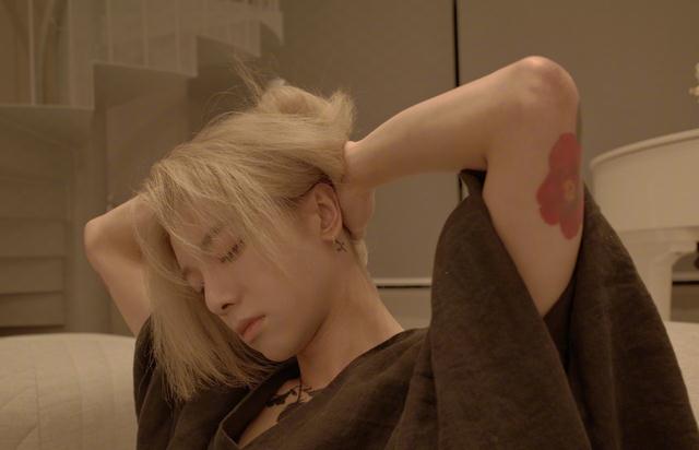 |网曝华晨宇王悦伊分手，女方手臂情侣纹身重现，疑和前任藕断丝连