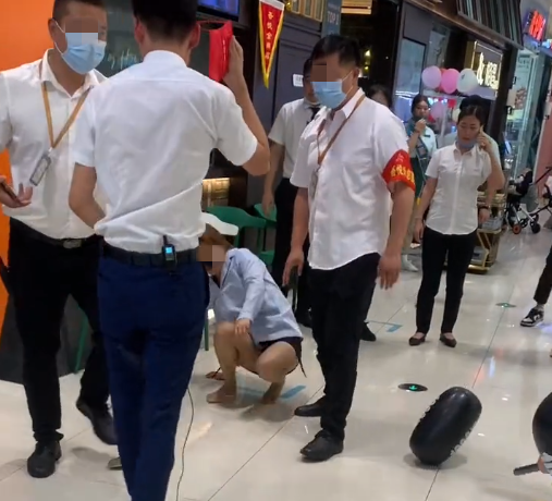 江苏一女子吃霸王餐后,自称探店主播要免单,最后父母来帮忙付款