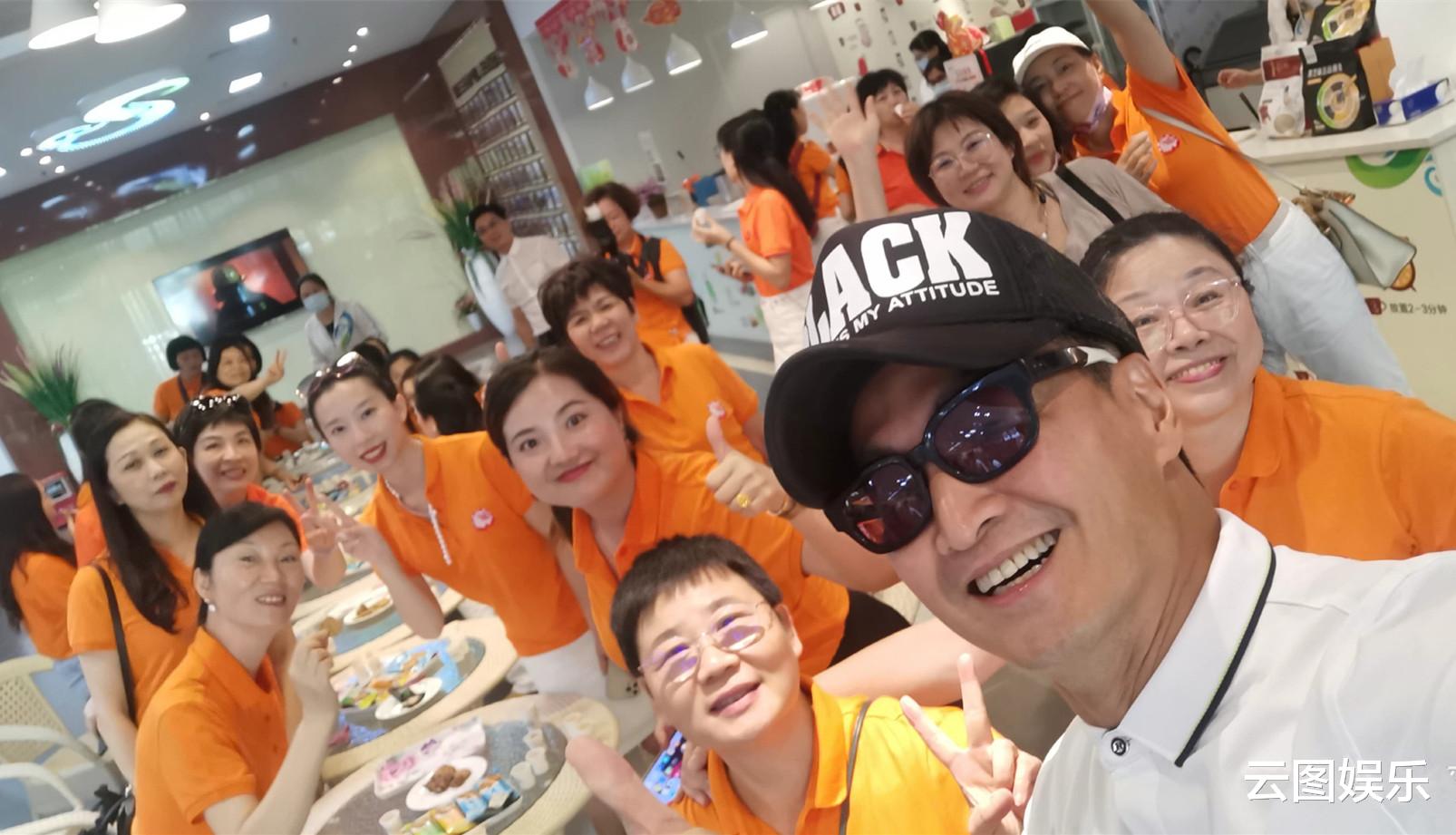 何家劲接待富婆参观自家工厂,62岁健硕似小伙,大受欢迎魅力不减