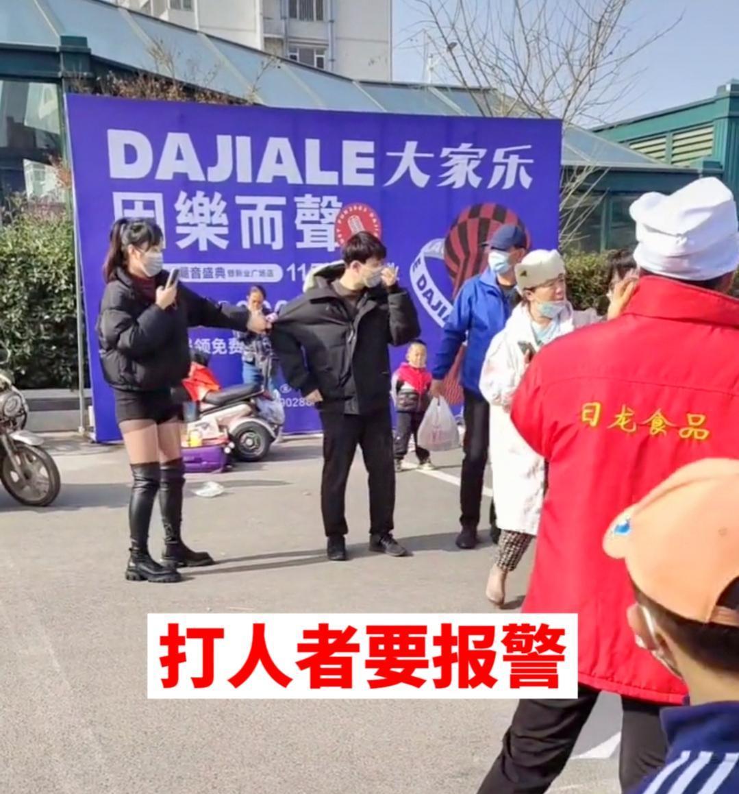 山东:小伙排队做核酸,被扇了一巴掌挨两拳,打人者扬言要报警