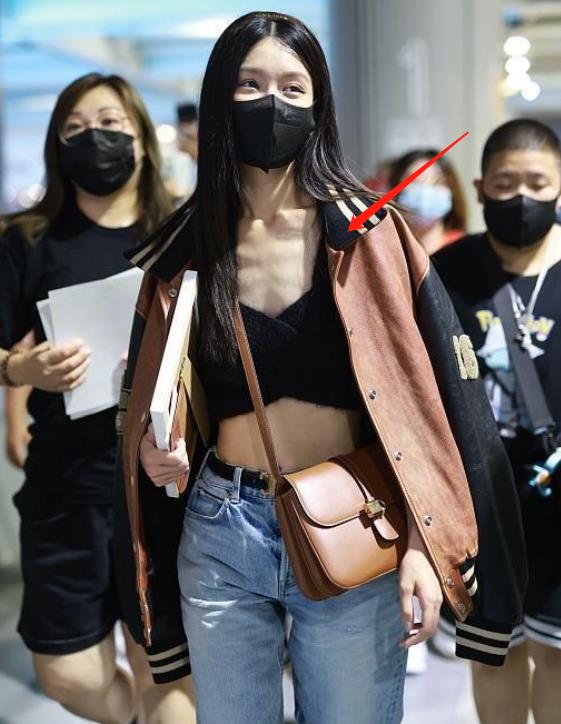 周冬雨|美艳的脸,小孩的身材?干瘪过瘦成为女星最大“灾难”