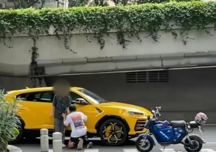 下跪只是演戏,不然赔死我了!