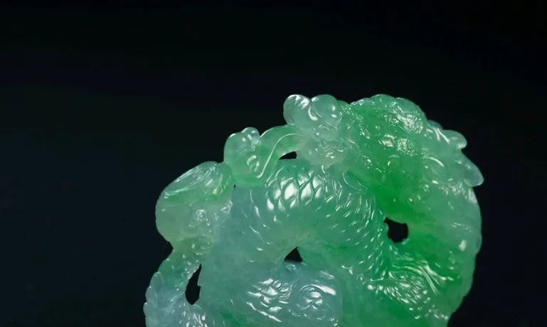 玉雕|飘绿的翡翠手镯心,玉雕师却有不一样的想法,起货后太特别了!