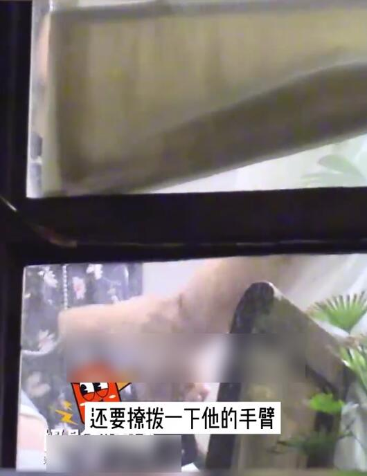 董洁|42岁董洁酒局向男子献殷勤，对男子哭诉楚楚可怜，牵手拥抱显暧昧