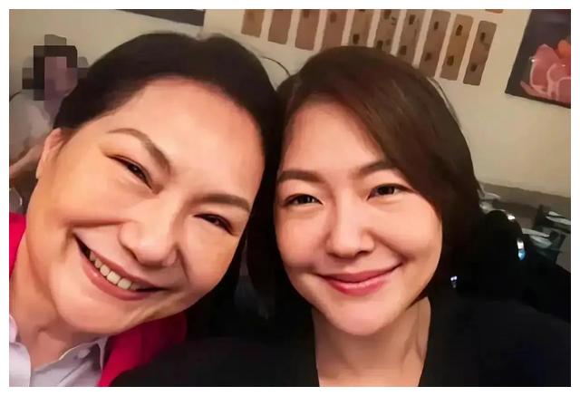 大S|让大S认道上大哥做干爹,与张兰互撕,体面的S妈黄春梅不体面人生