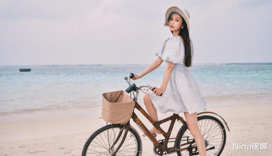 佟丽娅|佟丽娅三亚散心！穿露肩装浴缸里拍大片打扮性感，陈思诚真没福气