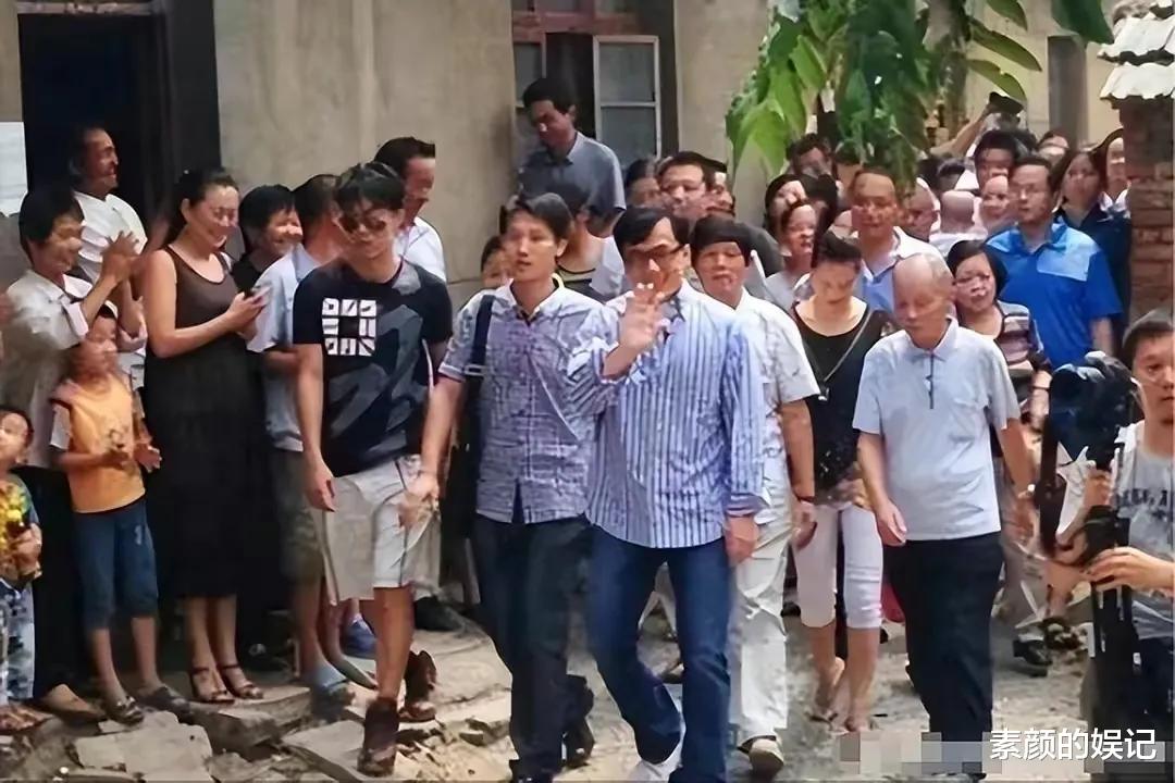 央视春晚|成龙:过年不问女儿及老家亲戚,却给房祖名发大红包,被指不仁义