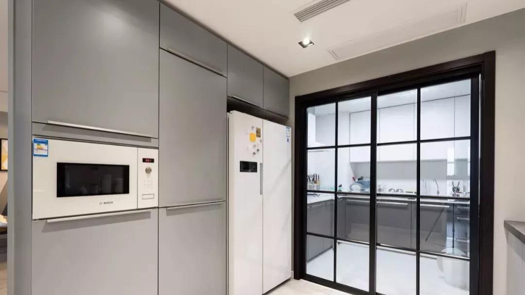 为什么有钱人厨房不装推拉门？头次见这种设计，真后悔我家才知道