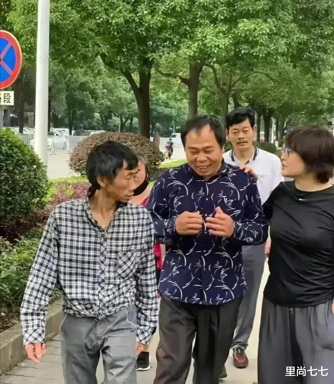 孟子义 49岁袁立胖到认不出！穿着随性在街上和大叔勾肩搭背，发型凌乱