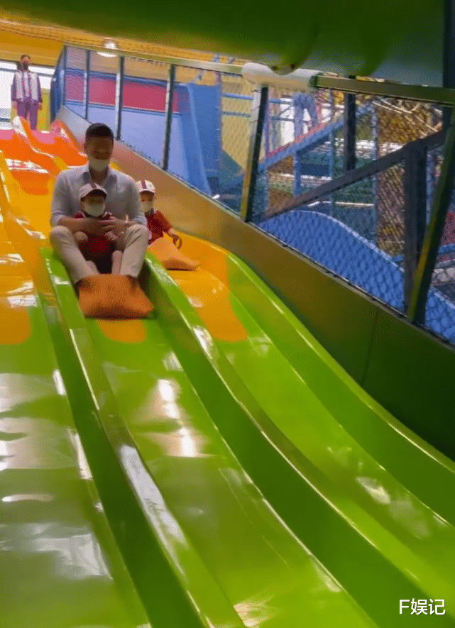 李乘德|胡杏儿老公李乘德带两个儿子玩游乐项目 父子三人一起玩滑梯很有爱