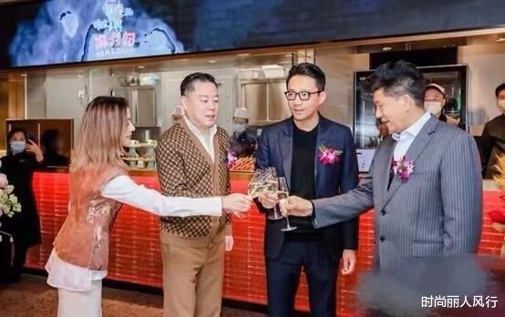 汪小菲|汪小菲深夜祝福大s！离婚后变帅气霸总，穿西装走机场更斯文败类