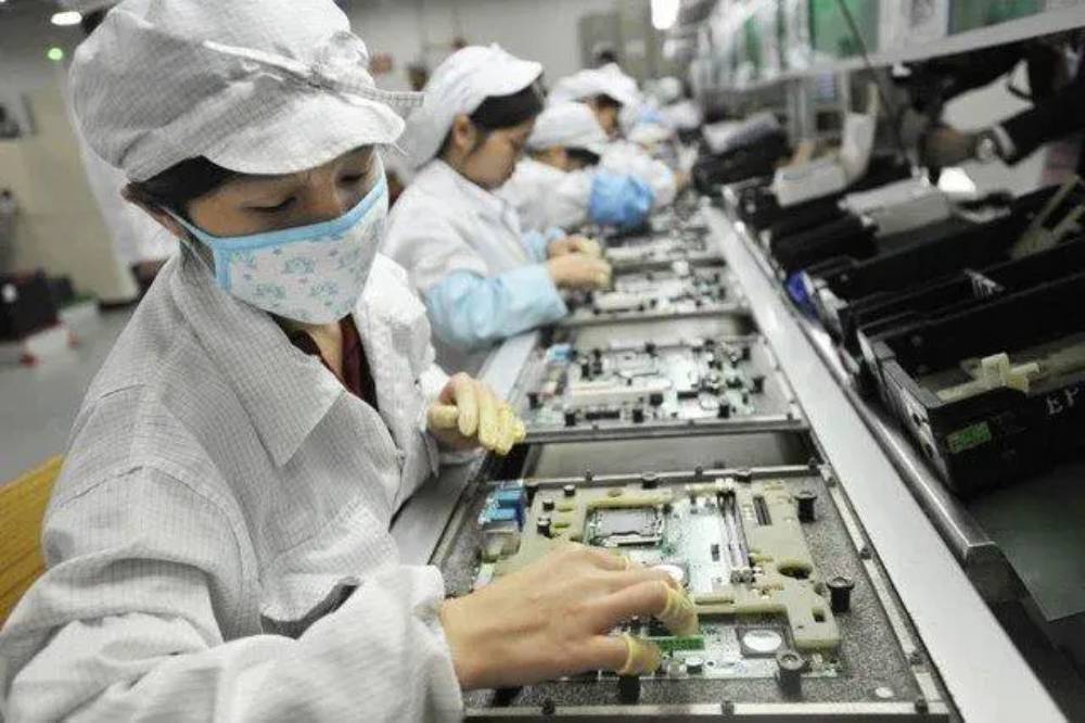 苹果公司|苹果在中国年赚超2000亿，如今佩洛西窜台，中国为何不制裁苹果？