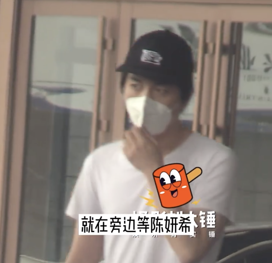 陈晓|陈晓陈妍希一起做核酸再被拍,夫妻俩一前一后,穿扮低调朴实