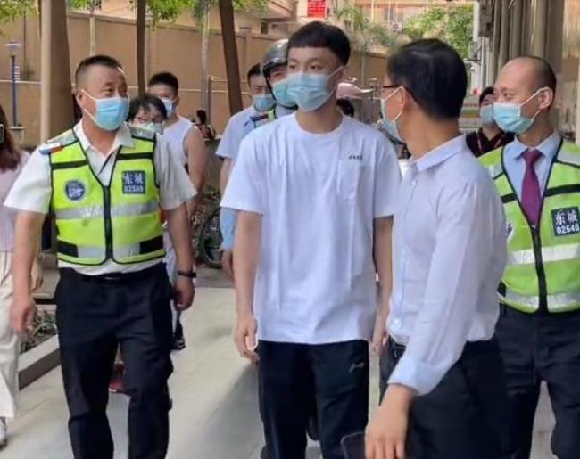 徐杰|被曹芳嘲笑年薪少，结束新秀合同，徐杰能拿大多合同？数字惊人
