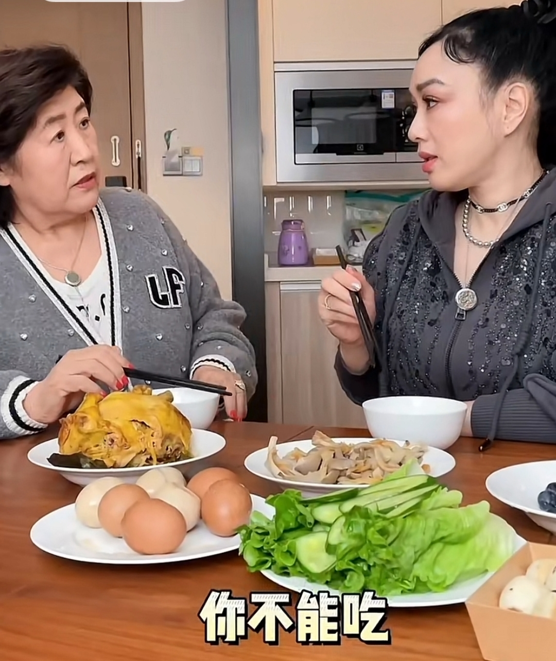 钟丽缇|钟丽缇一家人在家里吃饭，婆婆：我儿子没吃，你怎么先吃呢？