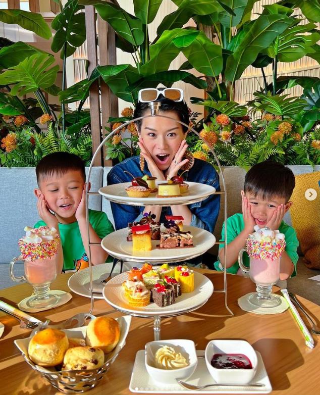 胡杏儿|胡杏儿夫妇国庆晒娃出游照，三个儿子越长越像，都是高颜值