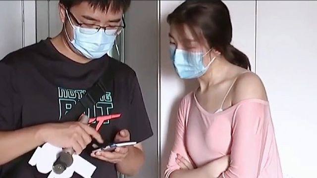 女孩因太漂亮，空调坏了师傅上门一个月没修好，是来修空调的吗？