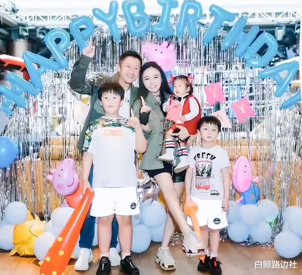 邹市明|邹市明10岁儿子曝近况！轩轩亲自给宠物狗洗澡，宅院内景气派豪奢