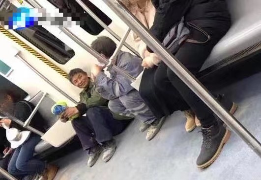 硕士男摸女孩脚被拘:觉得很刺激