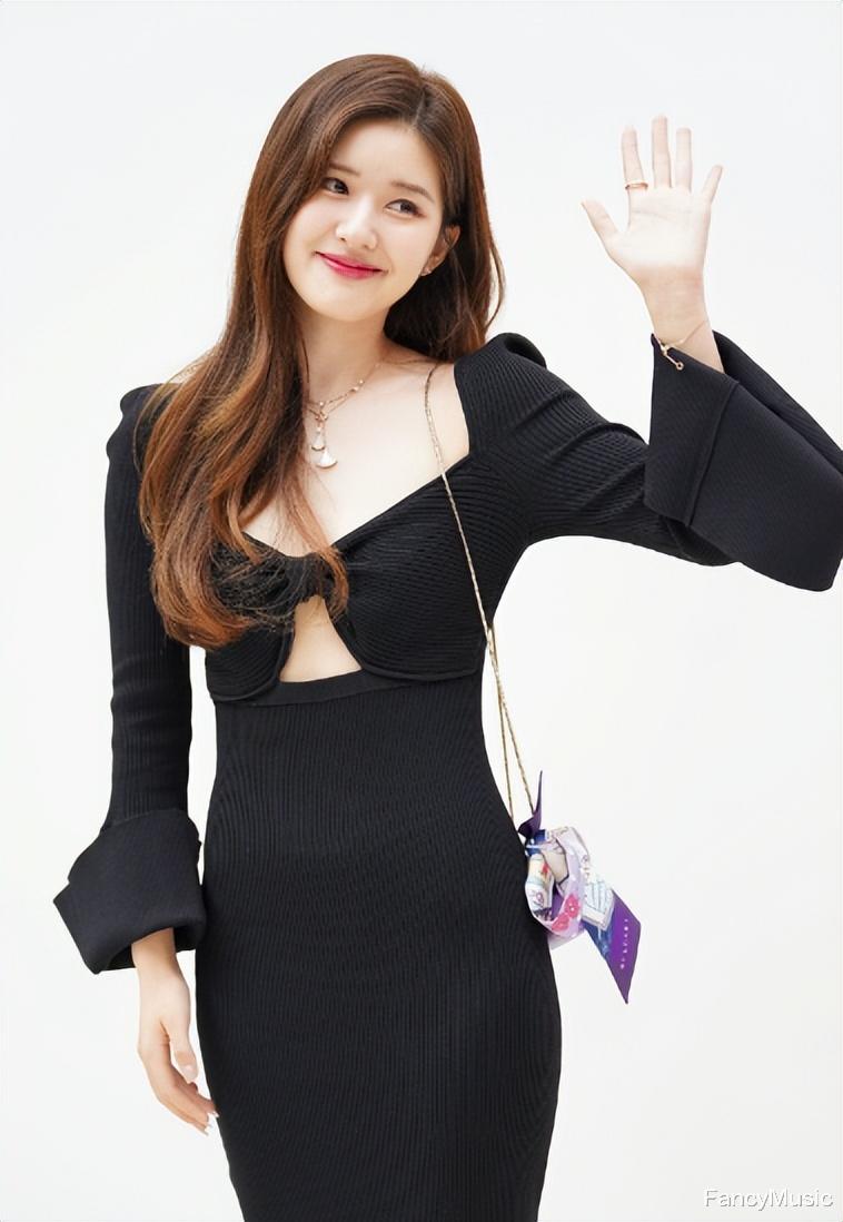 赵露思|赵露思活动造型换风格,从清纯甜妹到女团风,妆容被指韩里韩气