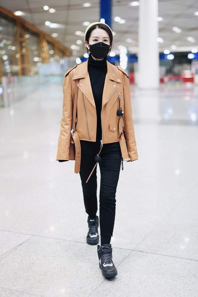 李沁|被李沁惊艳到了！穿棕色皮衣配小黑裤，飒爽温柔又显腿长