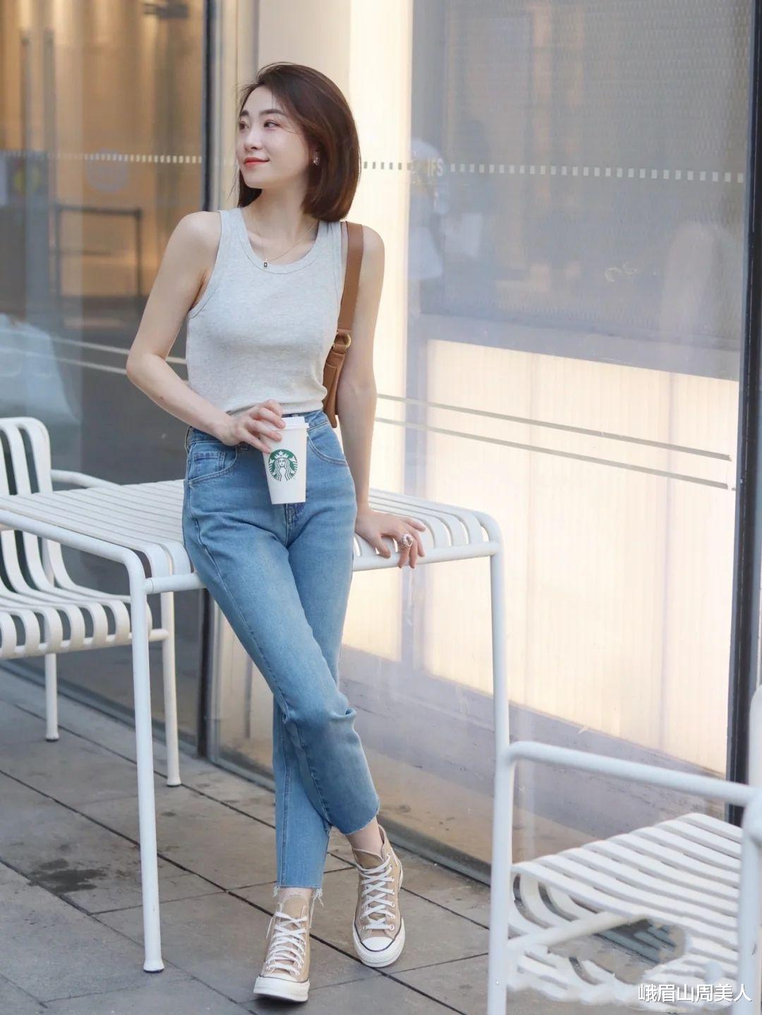 杨幂带火了一种穿法叫:“上面去蹦迪,下面去下班”,回头率超高