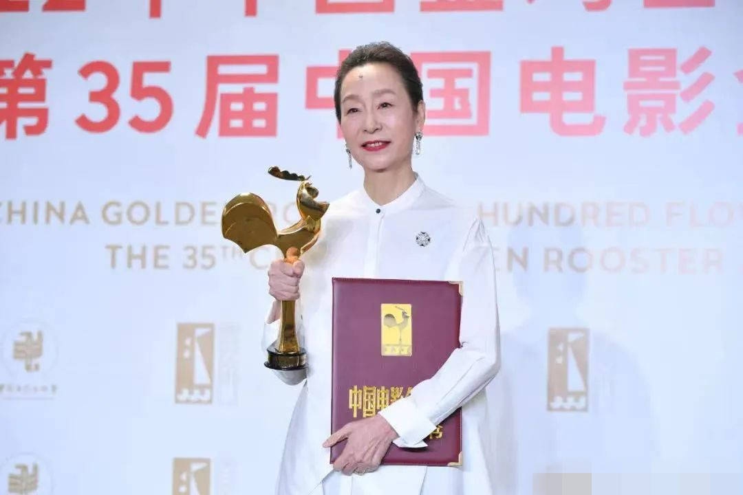 奚美娟|67岁奚美娟金鸡奖结束后抵达虹桥机场，独自推行李箱给圈内\巨婴\们上了一课