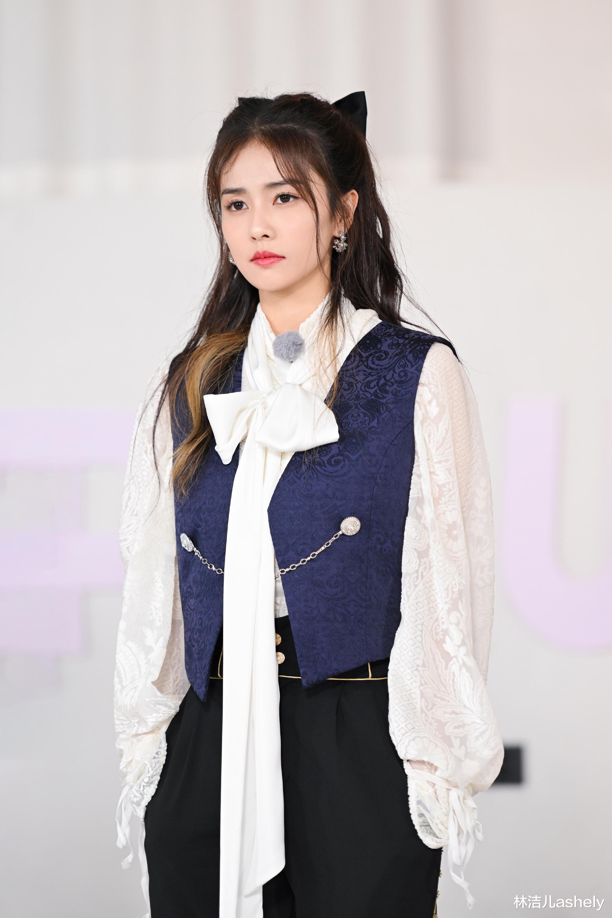 白梦妍 不仅造型美出圈,白鹿的发型更是百变,可盐可甜堪称野生“发型博主”