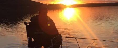 |男子罕见钓获“米级”大鱼，鱼护装不下直接用绳子拴，网友：放生