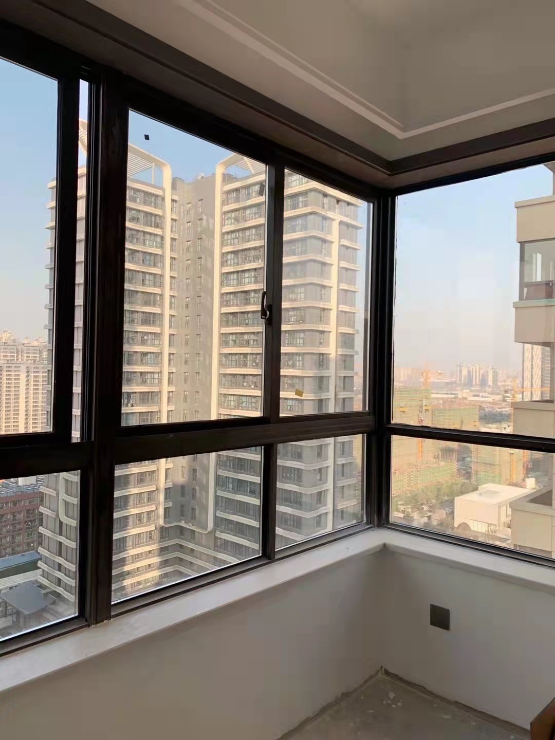 你知道吗?用什么材料进行门窗填缝,还能延缓门窗的使用寿命。