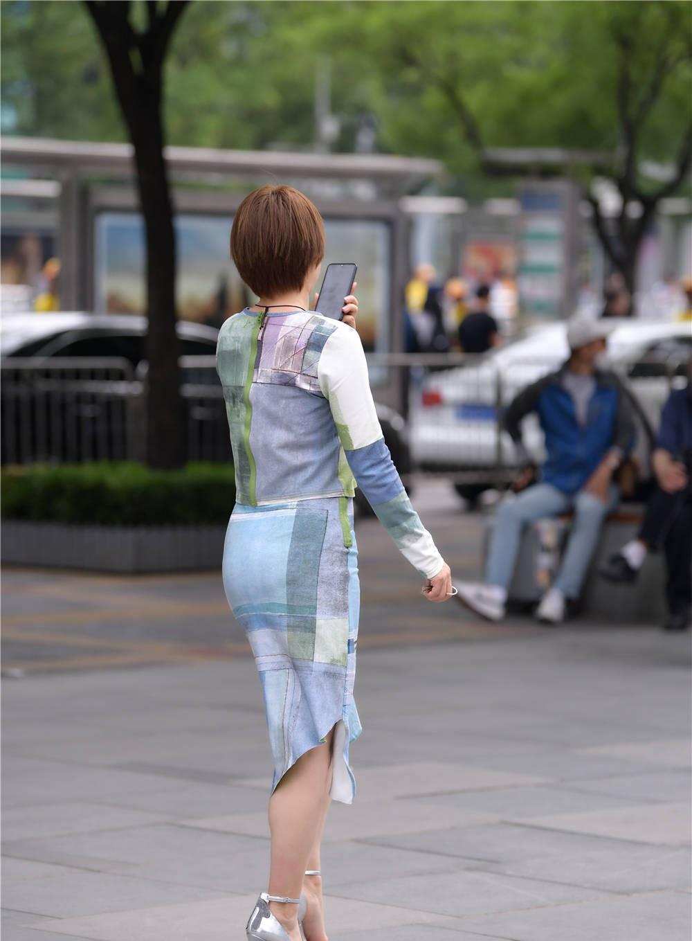 穿衣搭配 银色尖头细跟鞋，搭配浅蓝色拼接色套装，短发也精致时尚