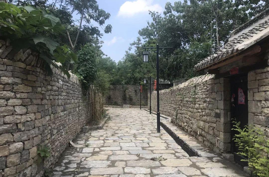 菏泽|菏泽唯一的历史文化名村，上百座明清老宅院，传统的纺车纺线