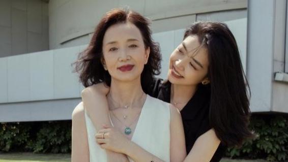 发型 三木妈妈带火了一种发型叫“过耳烫发”，精致优雅，适合50+女人