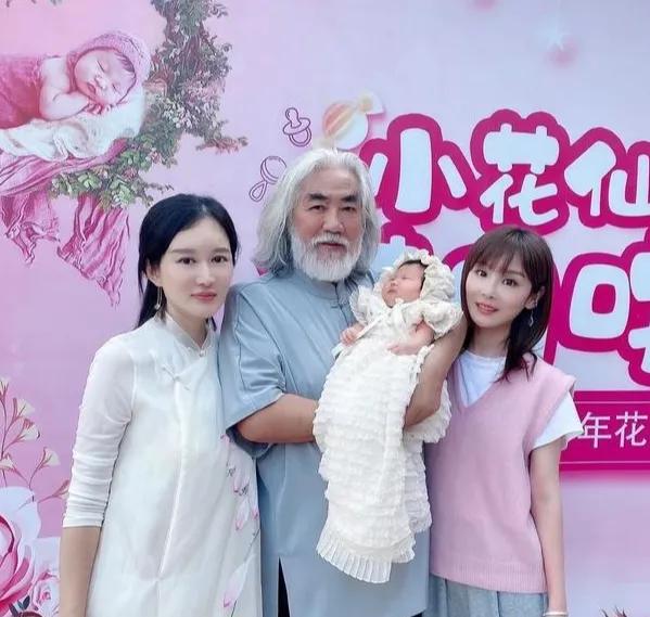 杜星霖|带3娃与小31岁娇妻秀恩爱，71岁张导的幸福你羡慕不来.