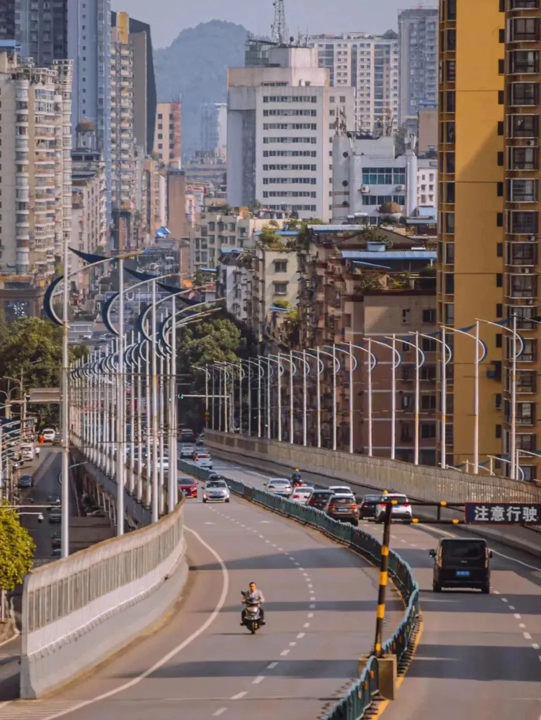 贵州|机票低至¥200,比九寨更惊艳,这座夏日23度的中国凉都,嗜酸又爱辣!